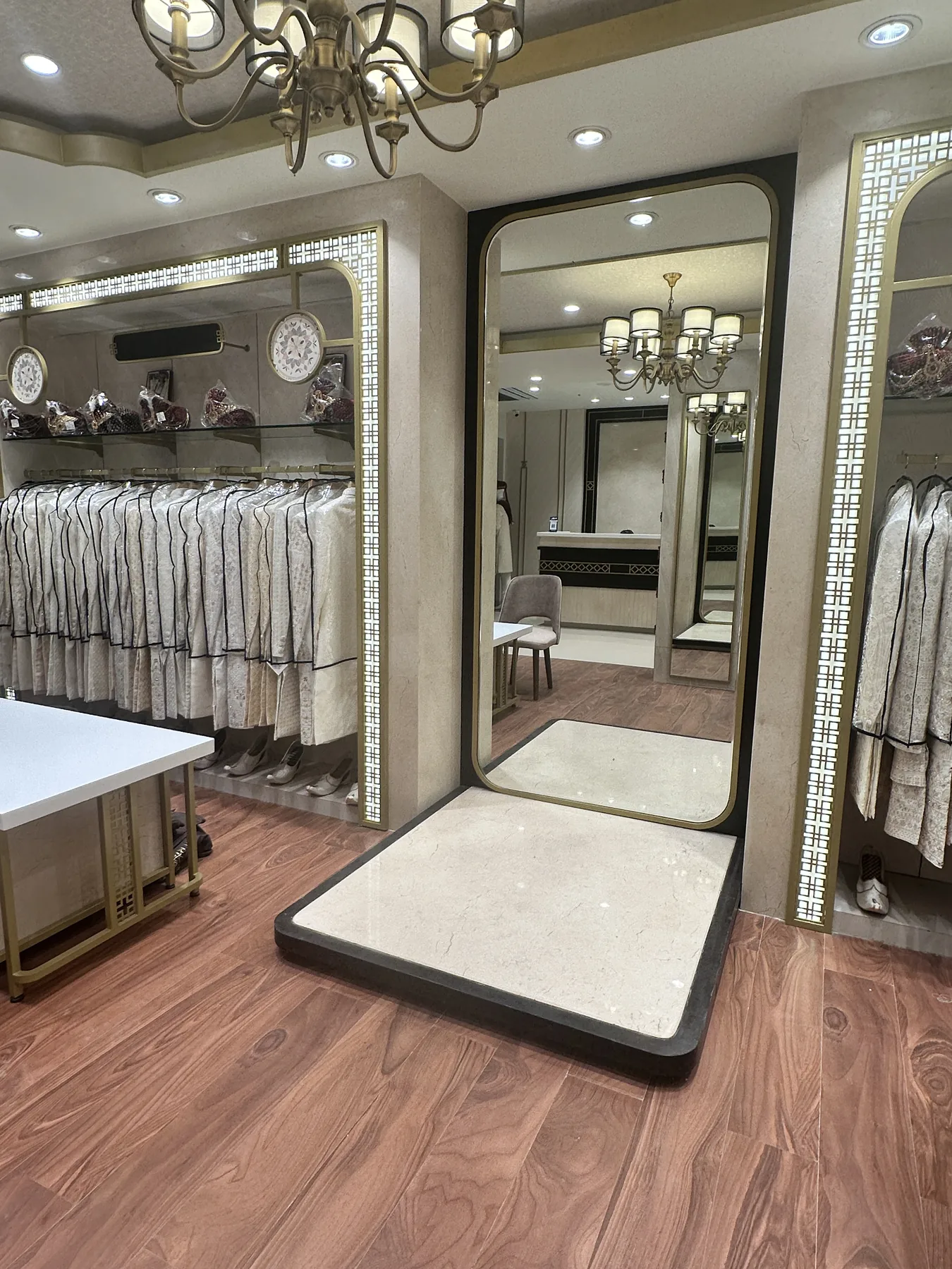 Ethnix trial room and mirror display